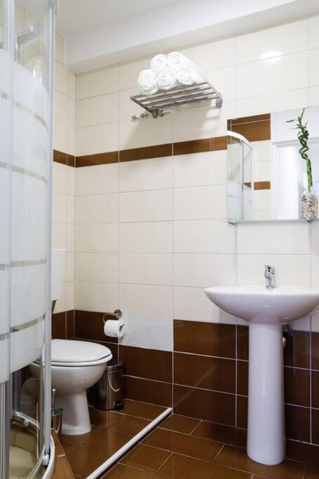 Cozy Near Airport Apartment Koropion