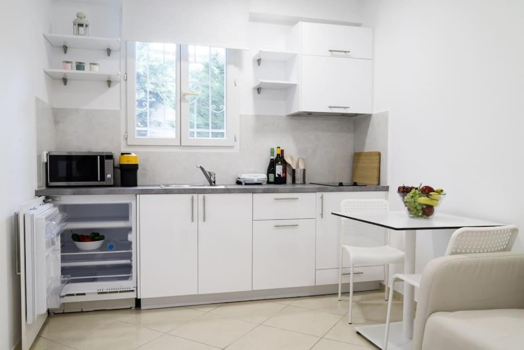 Cozy Near Airport Apartment Koropion